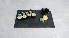 Salmon uramaki