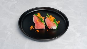 Salmon nigiri 2pcs